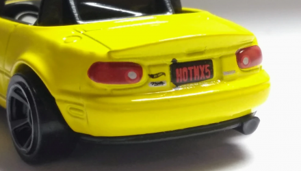 Машинка Базова Hot Wheels '91 Mazda MX-5 Miata Roadsters 1:64 GHC71 Yellow - Retromagaz, image 6