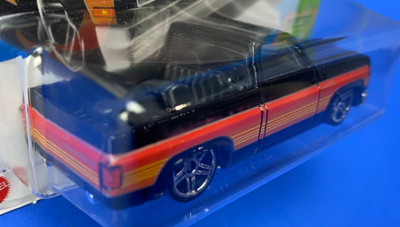 Машинка Базова Hot Wheels '83 Chevy Silverado Slammed 1:64 HKJ06 Black - Retromagaz, image 4