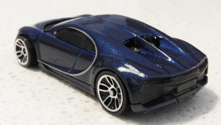 Машинка Базовая Hot Wheels '16 Bugatti Chiron Exotics 1:64 FYB49 Metallic Blue - Retromagaz, image 3