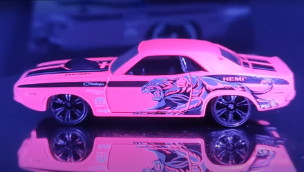 Тематическая Машинка Hot Wheels '70 Dodge Hemi Challenger Neon Speeders 1:64 JBY98 Pink - Retromagaz, image 5