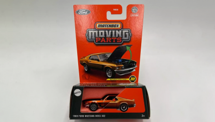 Тематическая Машинка Matchbox 1969 Ford Mustang Boss 302 Chase Moving Parts 1:64 JBX02 Orange - Retromagaz, image 2