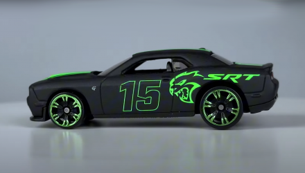 Тематична Машинка Hot Wheels '15 Dodge Challenger SRT Hellcat Neon Speeders 1:64 HLH72/HRW80 Black - Retromagaz, image 3