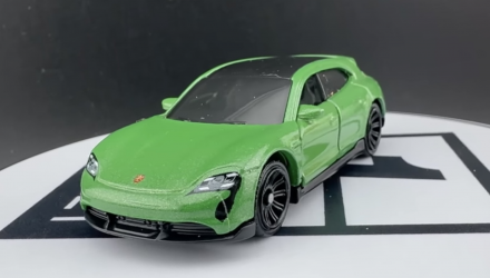 Тематическая Машинка Matchbox Porsche Porsche Taycan GTS Sport Turismo Moving Parts 1:64 JHV45 Green - Retromagaz, image 1
