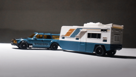 Машинка Базова Hot Wheels Volvo 240 та Транспортер Drift Camper Track Fleet 1:64 HVD99 Teal 2шт - Retromagaz, image 2