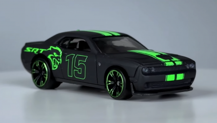 Тематическая Машинка Hot Wheels '15 Dodge Challenger SRT Hellcat Neon Speeders 1:64 HLH72/HRW80 Black - Retromagaz, image 4