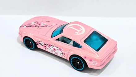 Набор Машинка Базовая Hot Wheels Datsun 240Z Art Cars 1:64 JJB80 Blue  + Pink image_2 Набор Машинка Базовая Hot Wheels Datsun 240Z Art Cars 1:64 JJB80 Blue  + Pink - Retromagaz, image 2