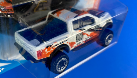 Машинка Базовая Hot Wheels '17 Ford F-150 Raptor Hot Trucks 1:64 FJW59 White - Retromagaz, image 5