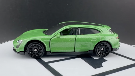 Тематическая Машинка Matchbox Porsche Porsche Taycan GTS Sport Turismo Moving Parts 1:64 JHV45 Green - Retromagaz, image 3
