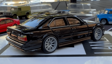 Набор Машинок Premium Hot Wheels 1991 BMW M5 E34 HKD28 Black + 2001 BMW M5 E39 HKC52 Red - Retromagaz, image 4