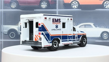 Тематическая Машинка Matchbox 2019 Dodge Ram Ambulance The Movie Series Moving Parts 1:64 JKH45 White - Retromagaz, image 2