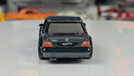 Машинка Базова Hot Wheels Mercedes-Benz 500 E '70s vs. '90s 1:64 HYX02 Green - Retromagaz, image 5