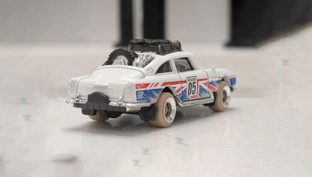 Машинка Базовая Hot Wheels Aston Martin DB5 Safari Edition HW Dirt 1:64 JJH76 White - Retromagaz, image 2