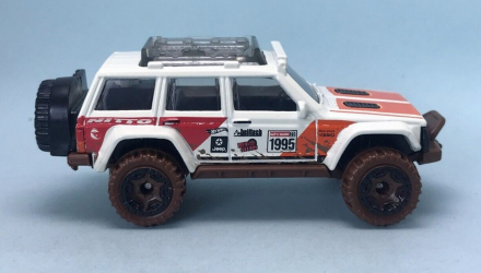 Машинка Базова Hot Wheels '95 Jeep Cherokee Treasure Hunts Mud Studs 1:64 HKL02 White - Retromagaz, image 4