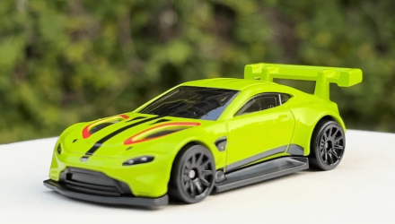 Машинка Базова Hot Wheels Aston Martin Vantage GTE Exotics 1:64 HCT19 Green - Retromagaz, image 2