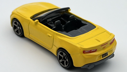 Машинка Большой Город Matchbox '16 Chevy Camaro Convertible Showroom 1:64 HLD41 Yellow - Retromagaz, image 6