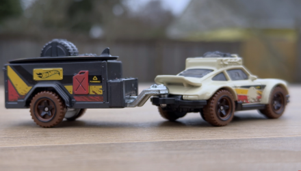 Машинка Базовая Hot Wheels Porsche 911 Off-Roader с Прицепом Track Fleet 1:64 JCM61 White - Retromagaz, image 2