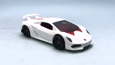 Машинка Базовая Hot Wheels Lamborghini Sesto Elemento Exotics 1:64 HTC23 White - Retromagaz, image 1