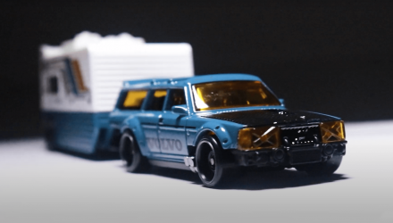 Машинка Базовая Hot Wheels Volvo 240 и Транспортер Drift Camper Track Fleet 1:64 HVD99 Teal 2шт - Retromagaz, image 4