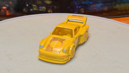 Тематична Машинка Hot Wheels Porsche Porsche 934/5 Pantone 1:64 JKY53 Yellow - Retromagaz, image 1