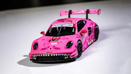 Машинка Premium MINI GT Porsche 911 GT3 R #77 AO Racing 2024 1:64 MGT01052 Pink - Retromagaz, image 4