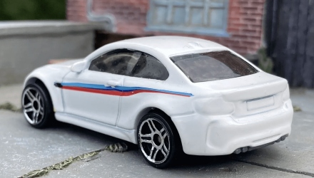 Машинка Базова Hot Wheels 2016 BMW M2 Factory Fresh 1:64 FYC10 White - Retromagaz, image 2