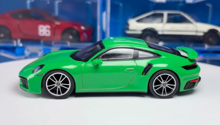 Машинка Premium MINI GT Porsche 911 Turbo S 1:64 Green - Retromagaz, image 4