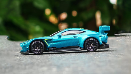 Машинка Базова Hot Wheels 2024 Aston Martin Vantage GT3 Exotics 1:64 JJH55 Green - Retromagaz, image 3