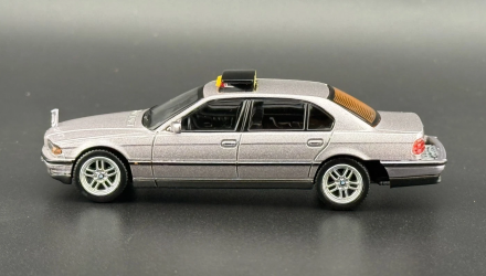 Машинка Premium MINI GT BMW 750IL "Tomorrow Never Dies" 1:64 MGT00902-CH Silver - Retromagaz, image 3