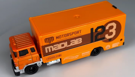 Машинка Premium Hot Wheels 2шт Mazda RX3 GT и Транспортер Sakura Sprinter Mad Mike Team Transport 1:64 FLF56/HKF44 Orange - Retromagaz, image 6