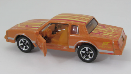 Тематична Машинка Matchbox 1988 Chevy Monte Carlo LS Super Chase Moving Parts 1:64 JBX04 Orange - Retromagaz, image 4