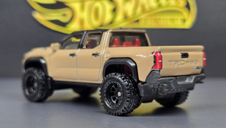 Машинка Premium Hot Wheels 2024 Toyota Tacoma TRD Pro Toyota 1:64 JBL08 Brown - Retromagaz, image 4