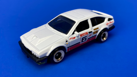 Машинка Базовая Hot Wheels Alfa Romeo GTV6 3.0 Retro Racers 1:64 HKJ83 White - Retromagaz, image 2