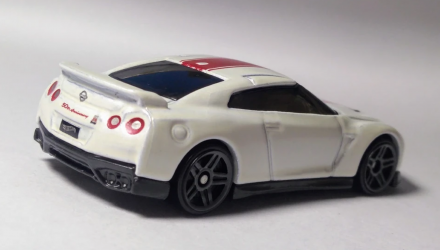 Машинка Базова Hot Wheels '17 Nissan GT-R (R35) 2020 Model 50 Anniversary Version Speed Graphics 1:64 GHC83 White - Retromagaz, image 3