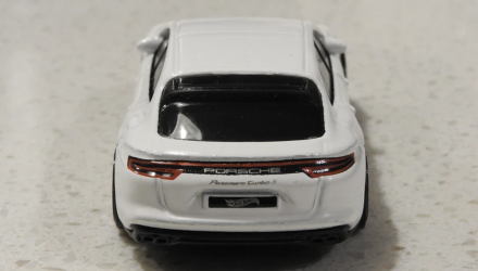 Машинка Базовая Hot Wheels Porsche Panamera Turbo S E-Hybrid Sport Turismo Porsche 1:64 GHD20 White - Retromagaz, image 6