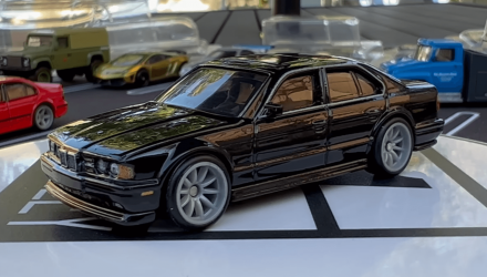 Набор Машинок Premium Hot Wheels 1991 BMW M5 E34 HKD28 Black + 2001 BMW M5 E39 HKC52 Red - Retromagaz, image 3