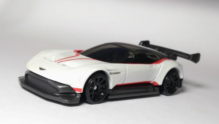 Машинка Базова Hot Wheels Aston Martin Vulcan Factory Fresh 1:64 GHC01 White - Retromagaz, image 2