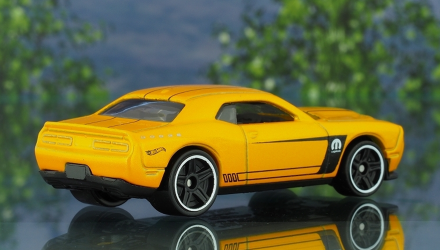 Машинка Базовая Hot Wheels '15 Dodge Challenger SRT Muscle Mania 1:64 FKB06 Yellow - Retromagaz, image 2