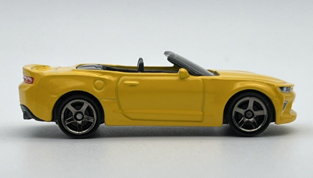 Машинка Большой Город Matchbox '16 Chevy Camaro Convertible Showroom 1:64 HLD41 Yellow - Retromagaz, image 4