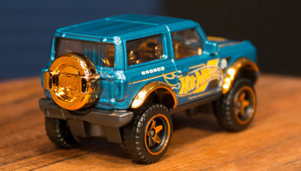 Тематическая Машинка Hot Wheels `21 Ford Bronco Green and Gold 1:64 HVX02 Blue - Retromagaz, image 2