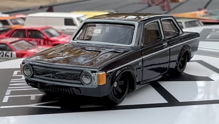 Машинка Premium Hot Wheels '73 Volvo 142 GL Chase AutoStrasse 1:64 HCK20 Black - Retromagaz, image 1