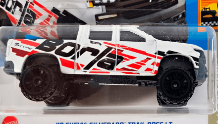 Машинка Базовая Hot Wheels '19 Chevy Silverado Trail Boss LT Baja Blazers 1:64 HCW64 White - Retromagaz, image 2