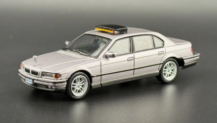 Машинка Premium MINI GT BMW 750IL "Tomorrow Never Dies" 1:64 MGT00902-CH Silver - Retromagaz, image 1