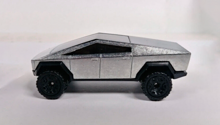 Машинка Базовая Hot Wheels Tesla Cybertruck Hot Trucks 1:64 HCV57 Silver - Retromagaz, image 3