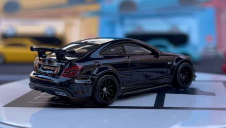 Машинка Premium Hot Wheels '12 Mercedes-Benz C63 AMG Coupe Black Series Chase Deutschland Design 1:64 HCJ97 Black - Retromagaz, image 3