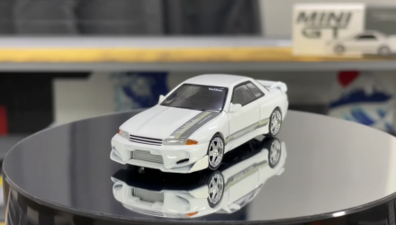 Машинка Premium MINI GT Nissan Skyline GT-R (R32) VeilSide Combat 1:64 MGT01066-CH White - Retromagaz, image 1