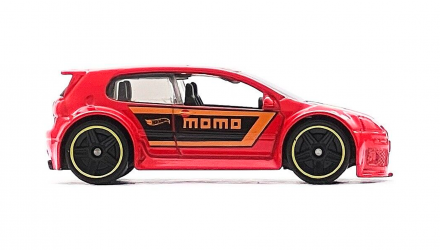 Машинка Базова Hot Wheels Volkswagen Golf GTI MOMO Volkswagen 1:64 FYD58 Red - Retromagaz, image 4