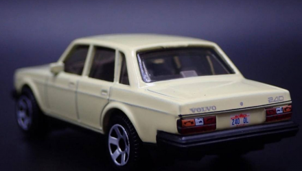 Машинка Велике Місто Matchbox 1986 Volvo 240 Showroom 1:64 JBR76 Yellow - Retromagaz, image 4