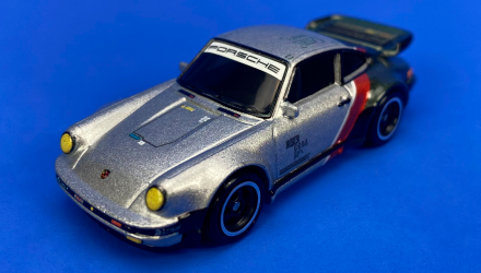 Набір Машинка Premium Hot Wheels Cyberpunk 2077 Porsche 911 Turbo + Комікс Твій Голос - Retromagaz, image 2